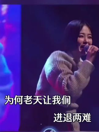 我时常怀念那年秋天 我们匆匆再见, 却又来不及认真说再见,就被秋风呗散 回忆时常翻涌, 我偶尔释怀,偶尔执念, 你可知? 我一直独自思念了你和那个秋天…