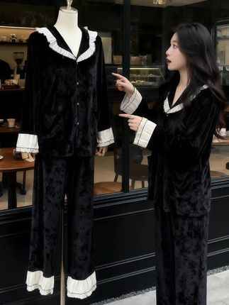 慵懒感天花板|丝绒家居服穿出街也太绝了 谁能想到家居服也能穿出高级感!这套黑丝绒套装真的戳中我~领口和裤脚的白色百褶边像自带精致滤镜,丝绒面料在光线下泛着柔润光泽,宽松版型藏肉又慵懒,坐咖啡馆门口自拍,明明是居家款,却拍出了法式睡衣风的时髦感,舒服又出片,宅家或下楼买咖啡穿都很可~ #家居服时尚化 #丝绒套装 #慵懒风穿搭 #出街居家两穿 #精致感日常