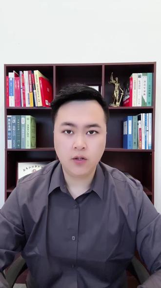 浙江社区矫正杭州缓刑执行地变更 #上热门 社区矫正期间需要遵守哪些具体的规定呢?在社区矫正期间呀,遵守规定是每位社区矫正对象的基本义务,这里为大家详细介绍一下在社区矫正期间需要遵守的具体规定。社区矫正对象需要遵守法律、行政法规,并履行判决、裁定或决定等法律文书确定的义务,这意味着矫正对象应当服从法院的判决和管理机构的规定,确保自己的行为符合法律规定。社区矫正对象要定期向社区矫正机构报告自己的活动情况和行为表现,包括遵纪守法、接受监督管理、参与教育学习、社会活动等等。此外,若发生居所变化、工作变动或其他可能影响矫正的重要情况,也应及时的报告。特别要注意的是,社区矫正对象在未经批准的情况下,不得离开所居住的市、县,若有正当理由需要外出,如就医、就学等,应提前申请,并获得执行地县级社区矫正机构的批准。此外,社区矫正对象还应遵守关于会客、外出迁居等监督管理规定,例如不得接触犯罪案件中的被害人、控告人、举报人以及可能诱发其在犯罪的同案犯。社区矫正机构会根据矫正对象的具体情况,制定个性化的矫正方案,帮助其顺利融入社会。#社区矫正 #社区矫正人员 #杭州缓刑执行地变更 #杭州缓刑执行地