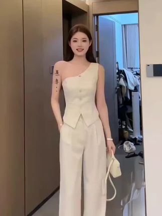 穿搭的尽头是御姐风~斜肩马甲+直筒休闲阔腿裤!高级时髦又纯欲!这么穿包高智的~#高级感穿搭 #穿出高級感 #小众设计感 #时髦穿搭 #御姐风