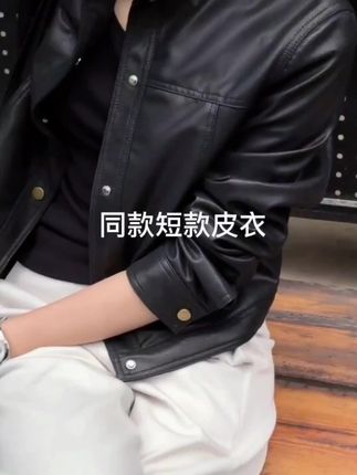 这是一件黑色短款皮衣,采用立领设计,门襟饰有金属纽扣,皮质质感细腻。#穿出高级感 #春秋新款 #休闲百搭 #皮衣夹克