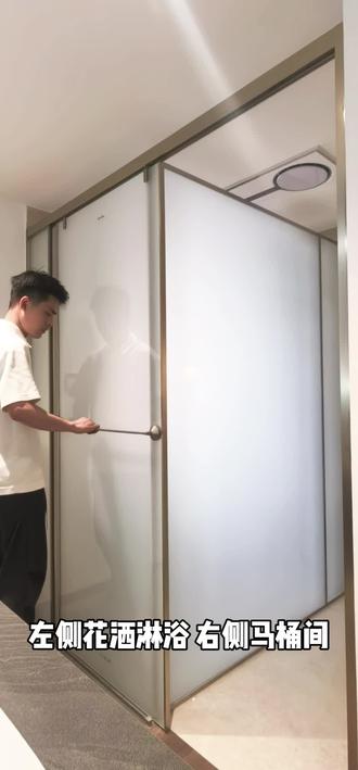 家里卫生间只有4㎡,干湿分离怎么做?
就用这个T型一门两用淋浴房!左边花洒右边马桶,一扇门双向推拉,两边互不干扰。
三个亮点你记好:
第一,下沉式淋浴区,无门槛排水快
第二,做夹胶超白油砂玻璃,用得安心,不透人影还耐脏
第三,沙漠金极窄边框➕极窄长拉手,轻奢感直接拉满!
安装记住三点:
坡度2-3cm、地漏要大排量、滑轮要304不锈钢静音。
小户型装修的姐妹,冲就完了
#高端干湿分离淋浴房 #T型淋浴房 #一门两用款 #心海伽蓝全卫定制 #夹胶淋浴房
