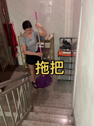 姐妹们!这款免手洗拖把真好用,一拧水就净,吸水性好,拖地特别吸灰,一边就净,好用又方便#免手洗拖把 #拧水拖把 #生活好帮手 #超便宜超划算