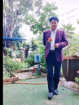 友友们早安吉祥!《十八的姑娘一朵花》分享给大家,感谢欣赏和支持,能祝大家开心快乐每一天!🙏🏾🙏🏾🙏🏾🙏🏾❤❤❤❤
