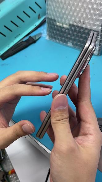 荣耀魔术V3小屏点不动,大屏触摸却正常?千万不要先换屏!这是转轴排线出现问题了#折叠屏维修 #荣耀magicV3换排线 #折叠屏不触摸 #荣耀折叠屏维修