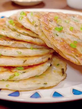 孩子上学了,早餐就要变着花样的做这个葱油饼,我们家人都爱吃,自己做又太麻烦了。所以我家常备这个美粮坊半成品葱油饼,不用解冻,放锅里煎到两面金黄就可以了,外皮层层起酥,里面葱香浓郁,真的特别好吃,当个早餐或者主食都很不错,喜欢的赶紧试试吧!#葱油饼#美食 #超好吃 #在家做美食 #记录生活