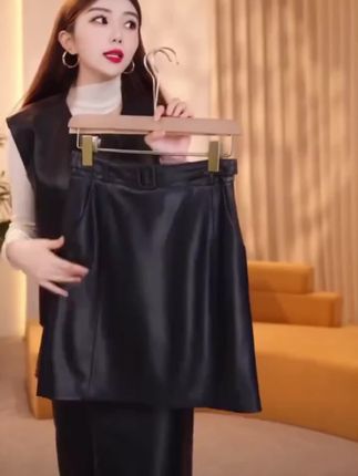 海宁皮裙短裙高腰包臀裙显瘦洋气百搭时尚外穿皮裙子2025春秋新款#时尚大方#时尚潮流#时尚休闲#时尚穿搭#时尚