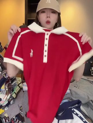 夏日必备!纯棉慵懒风T恤,轻松穿出高级感! 姐妹们!这款衣服真的太好穿了!!!面料柔软舒适,版型宽松不紧绷,上身巨舒服~#ootd穿搭#面料柔软舒适#休闲穿搭#百搭t恤#通勤穿搭万能配色公式
