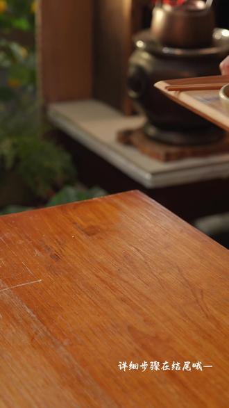 冷吃鸡肉卷❗夏日低卡酸辣开胃凉菜,巨好吃 夏天是不是没胃口?试试这个冷吃鸡肉卷!不用大汗淋漓炒菜,不用计算热量焦虑,轻松实现吃肉自由~无论是当午餐、晚餐,还是宵夜,都能让你吃得满足又健康~周末动手试试看呀!
食材准备:
手枪腿 2 个(约 500g)
料酒、蚝油、胡椒粉、盐 、 醋、白糖、生抽、锡箔纸
煮肉调料:大葱 1 根、干辣椒 3 个、香叶 2 片、八角 2颗、花椒 10 粒、桂皮1根
蘸料:蒜末 1 勺、辣椒面 1 勺、白芝麻 1 勺、生抽 1勺、蚝油1勺、陈醋 1 勺、盐1小勺、糖1小勺、热油适量
制作步骤:
1.腌制鸡肉
鸡腿肉去骨,内侧划几刀(方便入味),加 1 勺料酒、1 勺蚝油、少许黑胡椒和盐,抓匀后腌制 30 分钟。
2.卷肉定型
鸡皮朝下平铺,从一端卷成紧实的肉卷,用锡箔纸紧紧包裹,两端拧紧像糖果一样,表面扎 3-5 个小孔(煮时更易入味)。
3.煮肉入味
锅中加水,放入大葱、干辣椒、桂皮、香叶、八角、花椒、1 勺料酒,大火煮开后放入鸡肉卷,转小火煮 25分钟。
关火后不要立刻捞出,揭开锡箔纸,让肉卷在原汤中浸泡 30 分钟(可冷藏浸泡 2-4 小时更入味)。
4.切配装盘
取出肉卷,切成厚片(约 1cm),摆入盘中。
5.调灵魂蘸料
蒜末、辣椒面、白芝麻放入碗中,浇上热油激香,再加 1 勺生抽、1勺蚝油、1 勺陈醋、半勺糖,搅拌均匀即可。
其他小心思:
冷藏浸泡后肉质更紧实,汁水更足,适合夏天冷吃。
这个鸡肉卷咬下第一口就被惊艳到!!鸡肉经过冷藏后变得特别紧实,蘸上带点焦香的辣椒面蘸料,酸辣开胃、肉质鲜嫩多汁,每一口都超满足,再配上特调栀栀乌龙青柠茶,清清爽爽不发腻!现在满脑子都是“下次吃炸鸡/汉堡一定要再配它”!这种解腻又带小心思的特调,真的喝一次就爱上了~
#好好吃饭大赛 #鸡肉的神仙吃法 #口水鸡 #鸡肉卷 #开胃菜