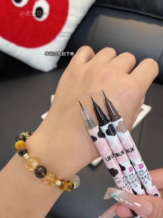 知道姐妹们不缺眼线笔,可它这价到手三支,丝滑流,畅贼好用,关键还防水防汗不晕妆,闭眼冲!#眼线笔 #眼线液笔 #画眼线 #平价彩妆