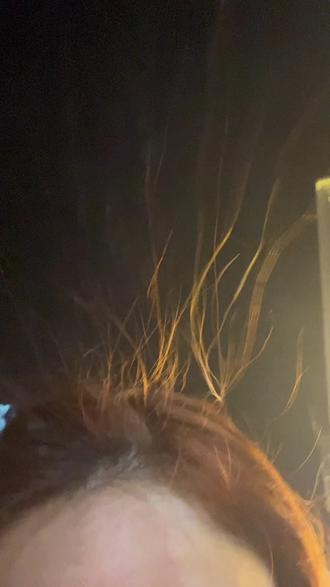 刚刚在户外头发莫名其妙就立起来了,怪吓人的,周围的小姐姐也是,这就是被雷锁定了吗,好神奇啊,这是为啥#雷电 #科普 #炸毛