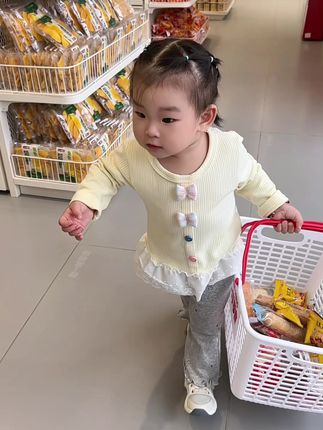 做妈妈这条道路上 没有退路也看不到尽头 慢慢的我也明白 做一个自愈能力强的妻子以及妈妈 才能可能接近幸福 表面沉默寡言心中却有一片海 成熟的稻谷都是低着头各自努力 #女儿穿搭#宝妈情感共鸣 #带娃的日子#萌娃穿搭