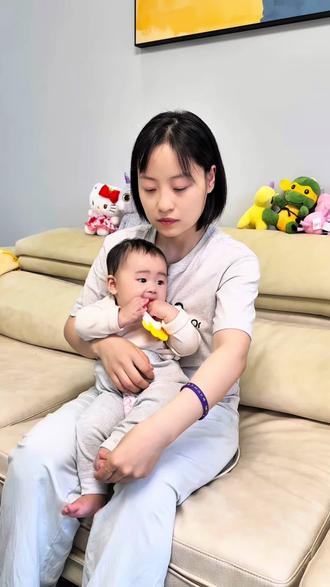 小宝宝到底能不能掏耳朵?有时候宝宝抓耳挠腮甚至抓破,不能因为小就完全不管,需要仔细观察宝宝的耳朵是否需要清理#育儿经验分享 #母婴好物 #育儿 #宝宝掏耳朵 #婴儿耳朵怎么清理