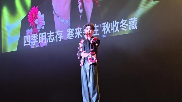 太震撼了~现场版 🎤✨
心跳加速的瞬间,每一秒都让人热血沸腾!🔥 💃
#张云雷 #演唱会现场版 #张云雷靠近你演唱会