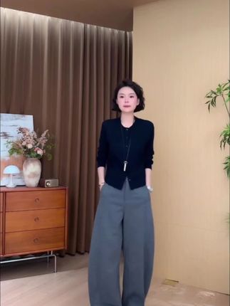 不管是早秋单穿,还是深冬内搭,它都能完美适配。穿上它,仿佛把秋日的温柔与质感都穿在了身上,舒适与颜值并存,这样的羊毛针织上衣,你确定不来一件吗?#气质优雅穿搭 #穿搭#小个子穿搭