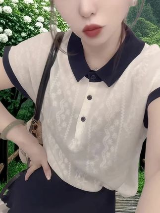 盛夏焕新季!莱赛尔天丝POLO领针织衫宠粉上线 仙气飘飘的季节,怎能少了氛围感穿搭?这款莱赛尔天丝POLO领飞飞袖针织衫,将法式小香风与韩系简约完美融合,温柔与精致并存。采用天然莱赛尔天丝面料,触感如云朵般柔软亲肤,透气不闷热,轻松告别夏日黏腻感。 经典POLO领设计修饰脖颈线条,显瘦又显气质;灵动飞飞袖俏皮可爱,若隐若现露出纤细手臂,举手投足间满是优雅。无论是搭配牛仔裤打造休闲日常风,还是配半身裙出席约会聚会,都能轻松拿捏时尚感。 现在下单享运费补贴,让你零负担换新衣!抓住这个夏天,用这件神仙针织衫,穿出独属于你的魅力吧!#夏季穿搭 #夏天该有的样子 #强烈推荐 #新款穿搭 #夏季新款女装
