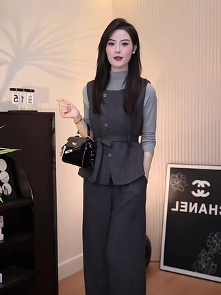 这是一款时尚三件套,流行设计,尽显青春气质,轻熟风格,优雅搭配,减龄舒适剪裁,焕发活力气息,秋季必备,适应天气,温暖又时尚 #高级感穿搭 #通勤搭配 #早秋贵气感穿搭 #随机穿搭挑战 #流光机能风穿搭太有生命力了