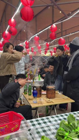 12点依然爆满,这氛围你敢相信这是乡镇五毛地摊串串吗#马路延串串火锅
