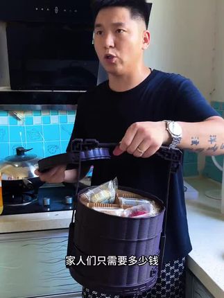 眼看着中秋节即将来临,月饼一定要提前备起来,因为商超的都很贵,可以直接买回去,如果不满意的话,可以多种选择把不喜欢的退回去,时间刚好来得及#月饼 #月饼礼盒