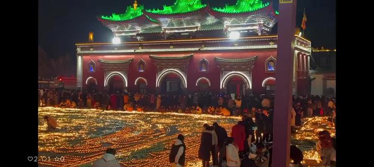 燃灯节又称“五公节”,藏语叫“葛登阿曲”,是西藏、青海、四川、甘肃等地区藏族人民的宗教节日。以下是关于它的介绍:
- 节日时间:每年藏历十月二十五日举行,为期一天。不过,藏东康区是在藏历十月三十日过燃灯节,比拉萨晚5天,内蒙及内地一些信黄教的地方,一般把农历十月二十五日定为“燃灯节”。
- 节日起源 :燃灯节是为了纪念藏传佛教格鲁派创始人宗喀巴大师的逝世。1419年藏历十月二十五日,宗喀巴大师圆寂,他的弟子们于次年在这一天点燃酥油灯,以表缅怀,此后逐渐形成了燃灯节的传统。
- 节日习俗:节日期间,格鲁派的各大小寺庙、各村寨牧民,都要在寺院内外的神坛上、家中的经堂里点酥油灯,且灯盏数量为单数。当晚,大昭寺会举行盛大的法会,僧人们在各处点上酥油供灯,信徒们齐声唱经文,转经祈福。在康定,燃灯节被称为“元根灯会”,人们会用元根(芜菁)制成元根灯供佛。
- 节日食物:燃灯节的特殊食物是“藏粑面粥”,它是用糌粑面、茶叶末和少量盐巴等煮成的粥。