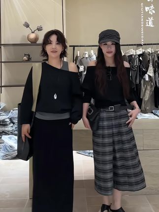 韩系女装设计感黑色假两件斜肩上衣半身长裙宽松显瘦春秋气质套装#时髦穿搭 #韩系穿搭 #时尚套装#梨形身材穿搭 #秋季穿搭
