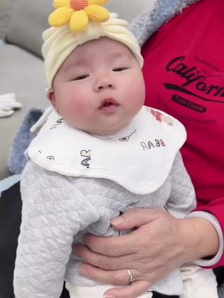 宝宝好用的#口水巾 来啦!冬天衣服厚带围兜不舒服,可以试试这款防水的口水巾围嘴,再也不怕宝宝把衣服能湿了#幼儿口水巾#围兜#母婴好物#宝宝用品