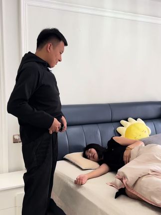 我有一个非常厉害的老公,他去年卖苞米得了80万,后来我就中大奖怀上老公的孩子。没想到我这8个月的肚子就要马上生了。这几天突然发现老公总是趁我睡着后偷偷溜出门@DOU+小助手 #厨房湿巾 #厨房湿巾 #厨房湿巾去油去污 #厨房去油污