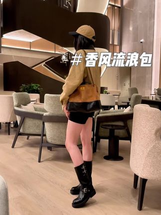 小香风太精致了,新款麂皮绒流浪包,洋气又实用#包包推荐 #今日穿搭 #小香风 #百搭包包 #托特包