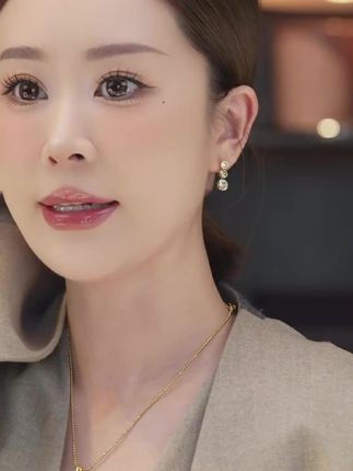 夏天单品虽然很多 但是锆石耳坠真的和夏天很配哦#精致女人必备 #时尚饰品 #美出高级感 #优雅气质 #配饰的重要性