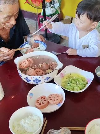 太爷爷推辞再三,终究抵不过重孙霸气掌勺😂#记录真实生活 #最简单的幸福就是陪伴 #暖心#隔辈亲