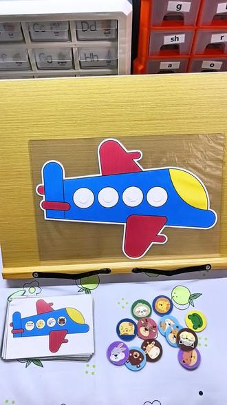 自制玩教具「飞机动物排排坐」这款玩教具做法简单,玩法丰富,1岁+的小朋友就可以玩起来哦,斯拉粘贴的过程中就可以锻炼小朋友的手指精细动作,还可以认识动物,认知方位,锻炼小朋友的空间思维能力,快跟小朋友一起玩起来吧#自制玩教具 #空间思维 #方位认知 #认识动物 #手指精细动作