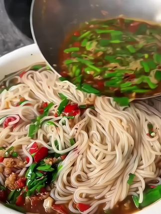 当江西米粉遇上猪血旺的时候,老表要不要来一碗尝尝呢?真的很好吃哦#江西米粉#美食 #太香啦 #美食制作分享