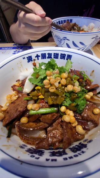 皖江工对面,熊麻婆拌面。还是挺好吃的,今年过完年刚回来的时候,我是今年的001号顾客。还给我加了豆干,哈哈。拌面和盖饭都挺不错的,还有免费汤和小菜,面和饭都免费续。不错!#任摆摆 #马鞍山美食推荐 #宁马线 #任摆摆的朋友圈