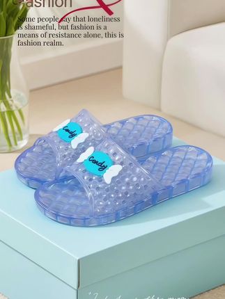 被这双浴室拖鞋狠狠圈粉了!透明PVC像水晶一样清透,光脚踩上去软fufu的,夏天穿凉丝丝的,完全不闷脚~  底部防滑纹超给力,洗完澡踩水也稳稳的,再也不怕打滑啦!大码设计对宽脚超友好,怎么动都不挤脚。最绝的是不臭脚,天天穿还是清清爽爽的~  颜值和实用性都在线,浴室就缺这么一双宝藏拖鞋!  #浴室好物 #防滑拖鞋 #夏日必备 #居家拖鞋 #凉拖分享