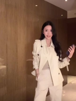 姐妹们,这件风衣真的太绝了!它的版型超级好看,属于怎么搭都不会出错的那种。有了这一件风衣,整个秋天都不用愁穿搭了,喜欢的宝贝赶紧冲吧!#早秋穿搭 #秋季穿搭#高级感穿搭 #风衣#气质女神穿搭