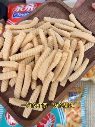 亲亲虾条组合装80g,超大包原味虾条整箱呈现,网红小零食且送果冻#知名虾条 #多种组合 #送小礼品 #大包装享 #网红推荐