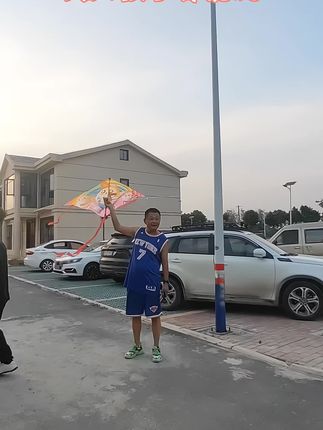 #我要上热门 #风筝 儿童卡通风筝,微风易飞,亲子互动,户外活动怎么能少的了风筝呢! #拽得住的是风筝线,拽不住的是童年#户外活动 #一起放风筝
