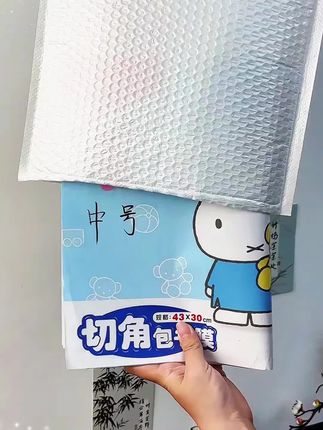 #创作灵感  马上开学了,聪明的家长早就给孩子买了这个透明磨砂书套,它包起来简单方便,先套正面,再套反面,然后一撕一贴就包好了。晨光自粘磨砂书套,防水又耐磨,能很好的保护书本。#学习用品 #好物推荐分享