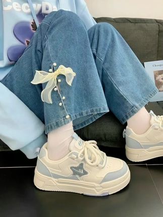 #百搭鞋子 谁懂啊!这双蓝白星星鞋奶fufu的,配色清新又百搭,五公分小厚底随便搭都好好看,穿上秒变甜酷少女,走路还巨舒服, 谁穿谁爱上, 赶紧冲!#板鞋 #好穿又百搭 #鞋控日常 #软底软面穿上超舒服