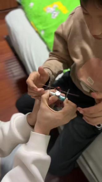 折腾了好久,不停尝试线圈的尺寸和长度,调整磁铁的位置与距离,失败了N次后,自制电机终于转起来啦~#动手能力 #科学实验 #在家就能做的小实验 #自制玩具 #科技小制作