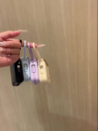 外出游玩,手机没电了怎么办?不用担心,带上这个闪亨充电宝,它自带双线,可以给多种手机快速充电,而且还有多个U口输出,还能给平板电脑充电,并且带有液晶显示,能实时查看剩余电量,小小轻便,方便随身带着,关键时刻给你解决充电难题,为你提供储能供电保障。#充电宝 #充电宝推荐