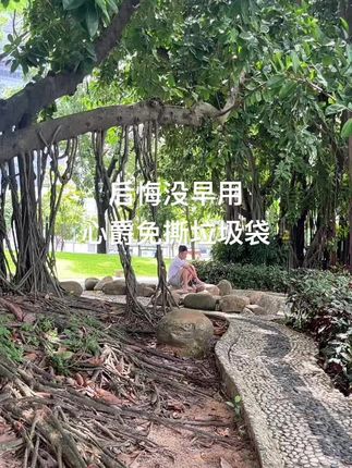 后悔没早买这心爵免撕垃圾袋,以前买的那种撕一个换一个,真的烦死了。这个就像抽纸一样,用一张抽一张贼方便。关键它的质量是真的没话说,放个十几斤的重物也不在话下,倒入热水也不会漏,就这质量,关键还这么便宜,姐妹们赶紧冲!#原创视频 #免撕加厚垃圾袋 #每日分享 #抖音推广 #好货推荐