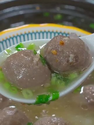 #美食 #好物推荐 #潮迹潮汕牛肉丸 喜欢吃牛肉丸的朋友们,这款潮记潮汕牛肉丸一定要试试,每一袋都是独立包装,干净卫生,口感q弹爽滑。鲜嫩多汁,无论是煮汤、炒菜还是涮火锅,都能让你感受到满满的幸福感,一口咬下去,真的绝了!喜欢的朋友赶紧下单吧!