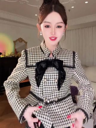 姐妹们,这件外套真的太绝了!它是那种经典又时髦的款式,而且超级百搭,随便怎么搭都好看。我特别喜欢它的蝴蝶结设计,简直美炸了!它还是一衣两穿的样式,可以自由切换风格,不管是逛街、聚会还是出差旅行,穿上它都能让你瞬间变得与众不同。#穿搭分享 #女装