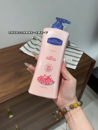 随手买的身体乳没想到这么好用 才五块多 刷到的姐妹闭眼冲#凡士林身体乳 #身体乳推荐#护肤好物 #强烈推荐 #身体乳