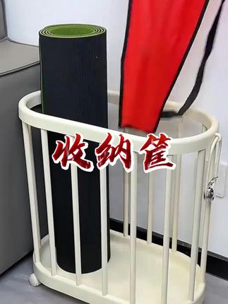 家里摆上一个这样的大号收纳筐,像一些瑜伽垫啊、球拍啊、运动器材就可以很好的收纳起来了。他底下带万向滚轮移动,打扫卫生都很方便,摆在家里整齐,节省空间又美观,好拿取,要的点购物车。