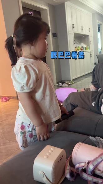 放学又从学校买了零食,她妹妹又馋了,买的娜塔莎让他扔掉也不听,学校小卖铺再卖这些,只能没收零花钱了#