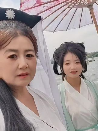 今天和小妹崽回家了,人身中第一次化妆
