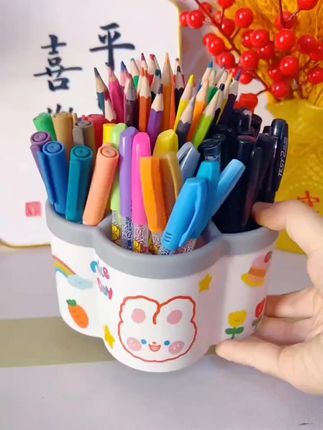 孩子的书桌上一定要有一个这样的旋转笔筒,这样就不会把笔丢得整个桌面都是!大开口的设计,各种笔都能轻松收纳,整整齐齐找起来一目了然,拿取也方便。#好物推荐🔥 #收纳盒 #学生用品 #旋转笔筒收纳盒