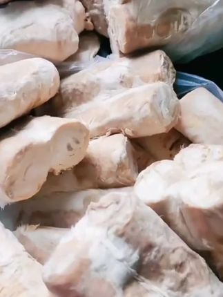 热锅滋滋响,豆腐卷卧进热油里,慢慢鼓成金黄的小胖子。, ,外皮脆得咬出轻响,内里豆腐香混着葱花鲜,烫嘴也忍不住多嚼两口——这口金黄,是烟火气里藏不住的馋人。